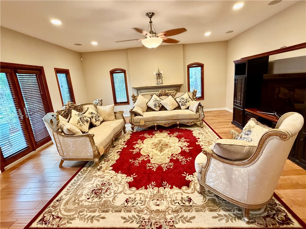 116 Termino Avenue Long Beach, CA 90803 - Photo 16 of 67 Living Room