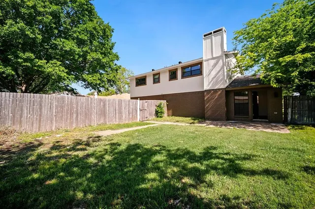 a view of a house with backyard