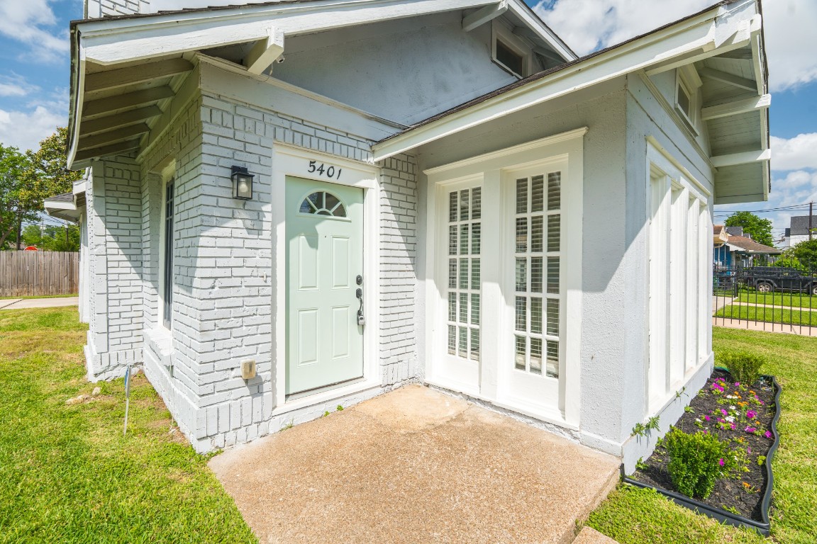 5401 North Capitol Street Houston, TX 77011 - Photo 1 of 39 a front view of a house with a garden