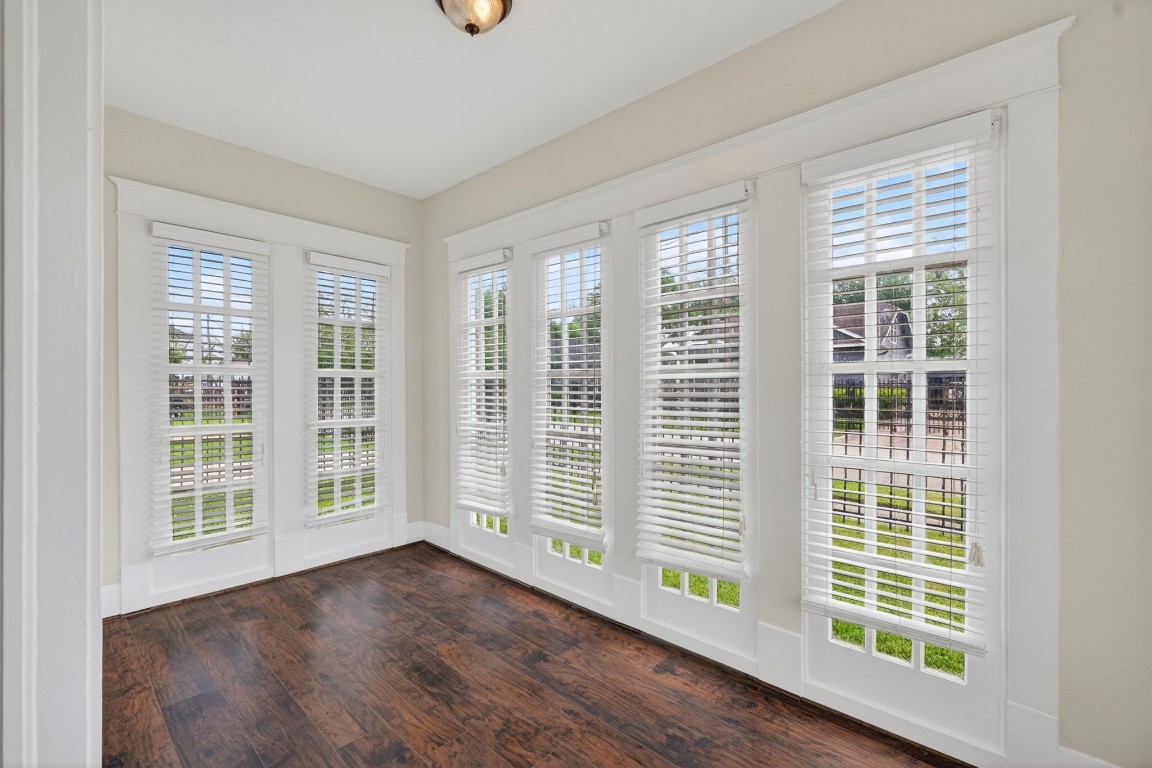 5401 North Capitol Street Houston, TX 77011 - Photo 13 of 39 an empty room with windows