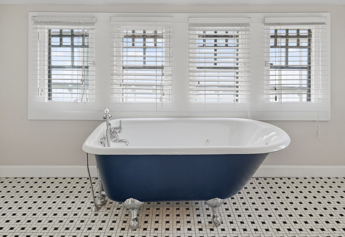 5401 North Capitol Street Houston, TX 77011 - Photo 29 of 39 a bathroom with a bathtub and next to a window