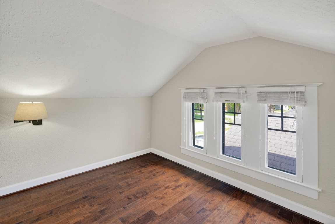 5401 North Capitol Street Houston, TX 77011 - Photo 31 of 39 an empty room with wooden floor and windows