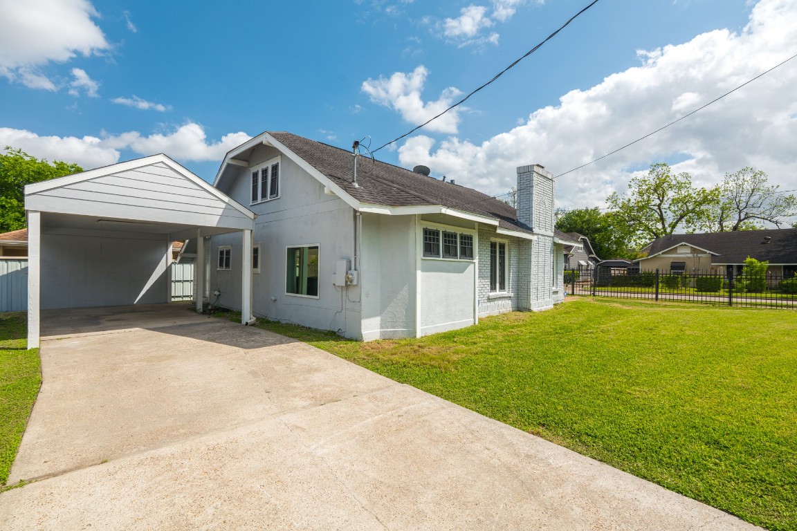 5401 North Capitol Street Houston, TX 77011 - Photo 34 of 39 a front view of a house with a garden