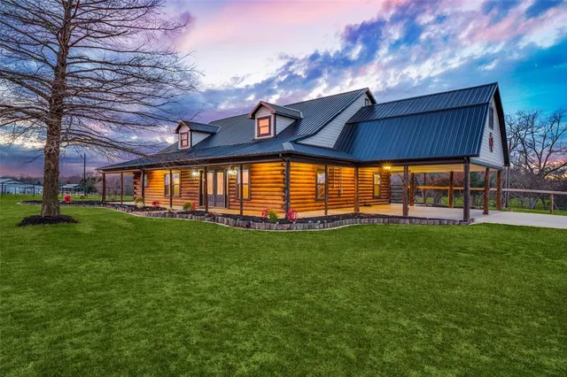 a view of a house with a backyard