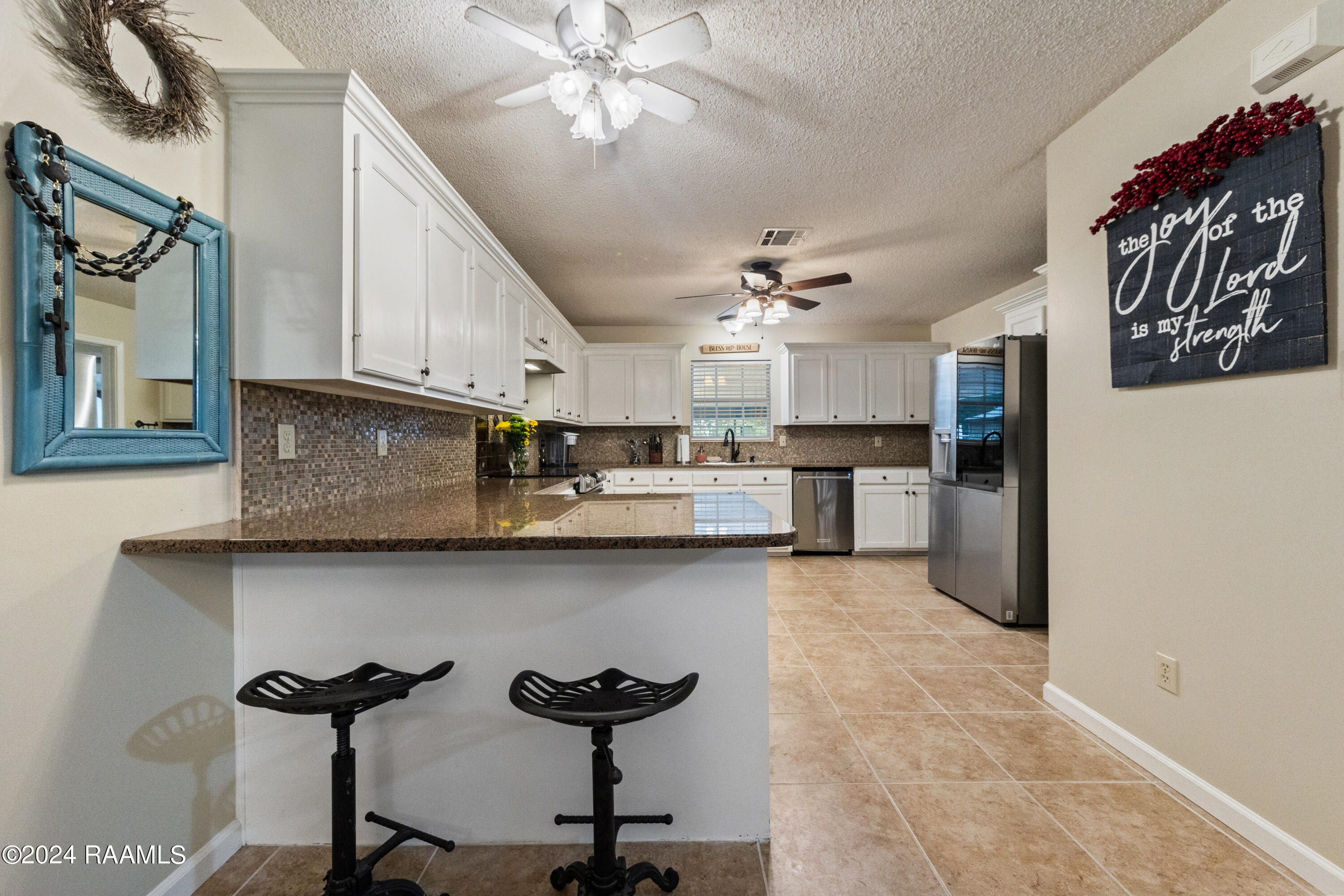 159 Ruth Lane Ville Platte, LA 70586 - Photo 4 of 38 Kitchen and Bar