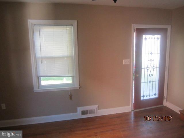 1017 St Dunstans Road Baltimore, MD 21212 - Photo 6 of 13 Living Room