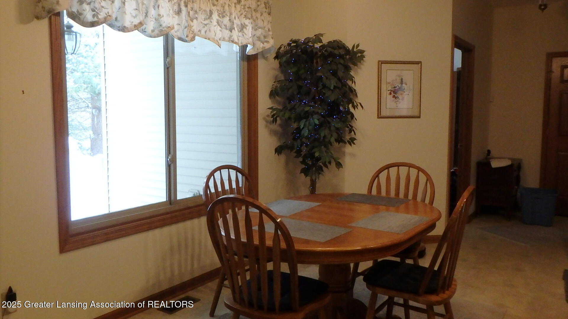 2612 South Ainger Road Charlotte, MI 48813 - Photo 15 of 39 Informal Dining