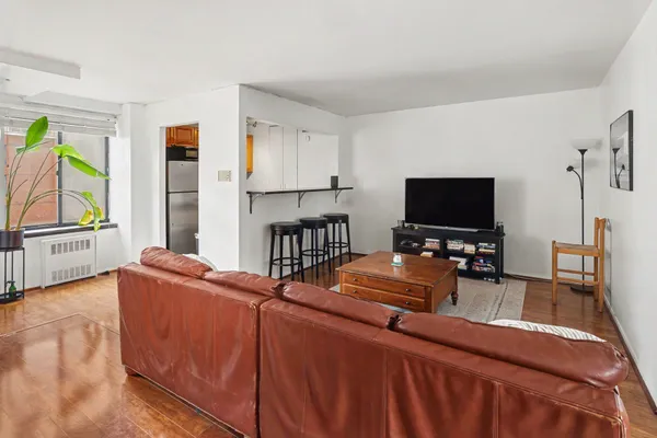 $799,000 | 280 Rector Place, Unit 8N | Battery Park City