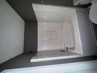 6213 Hickory Ln Circle Union City, GA 30291 - Photo 10 of 15 a bathroom with a bathtub and toilet