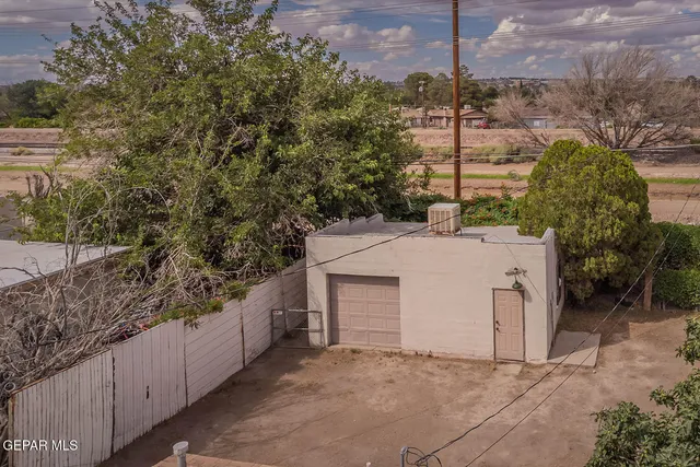 a view of a backyard