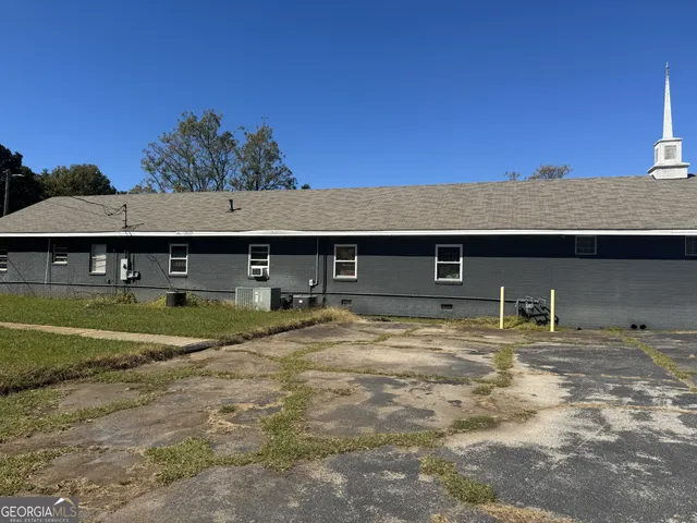 a view of a house with a backyard