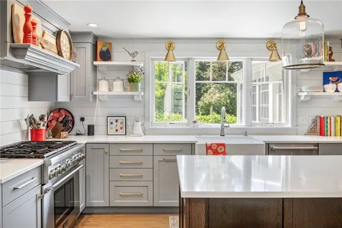 $2,250,000 | 9 Stone Tower Lane, Barrington, RI 02806