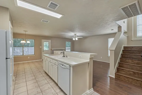 $1,995 | 231 Blushwood Place, The Woodlands, TX 77382