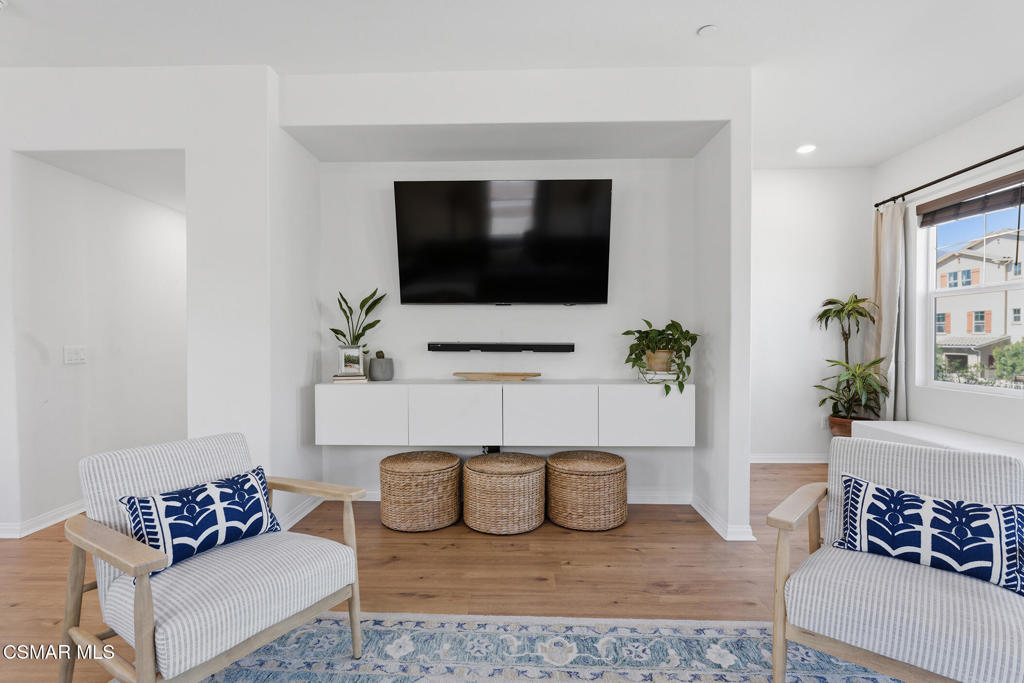 512 Mulberry Lane Fillmore, CA 93015 - Photo 21 of 54 a living room with furniture and a flat screen tv