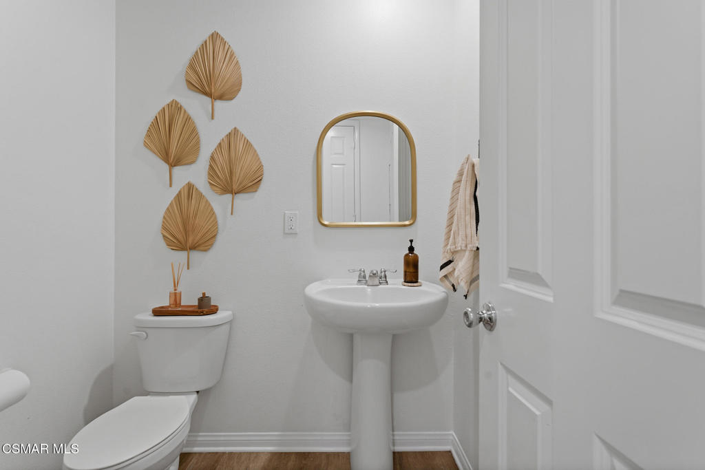 512 Mulberry Lane Fillmore, CA 93015 - Photo 25 of 54 a bathroom with a toilet a sink and a mirror