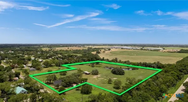 $389,000 | 210 Julia Street, Yoakum, TX 77995
