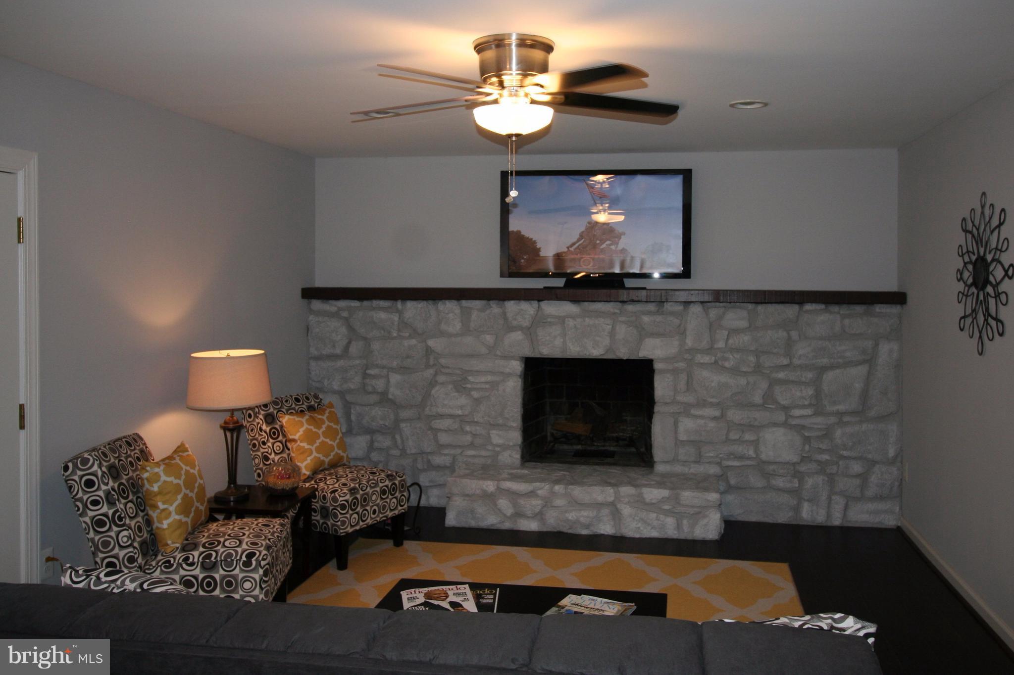 1909 East Beech Road Sterling, VA 20164 - Photo 6 of 30 Family Room