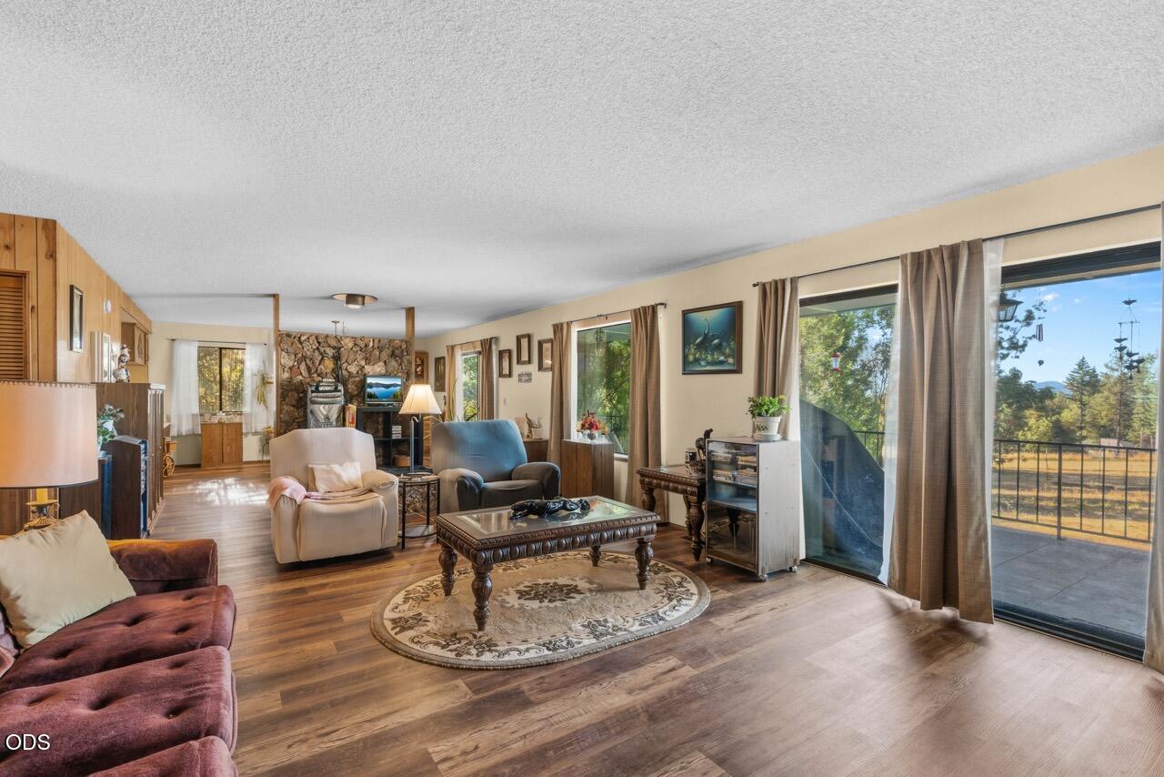 758 Summit Loop Grants Pass, OR 97527 - Photo 7 of 37 Gallery Image 7