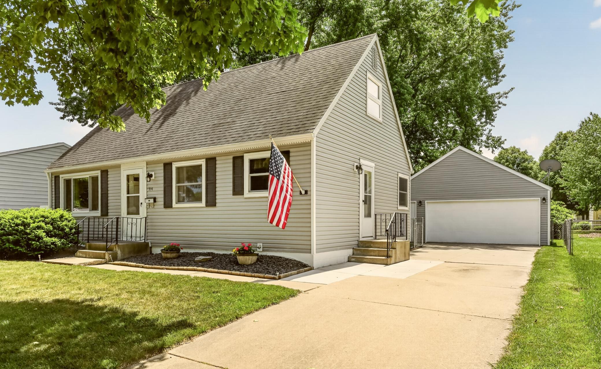 914 16 1/4 Street Southeast Rochester, MN 55904 - Photo 1 of 33