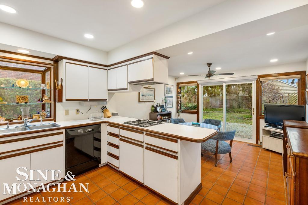 89 Handy Road Grosse Pointe, MI 48236 - Photo 9 of 41 50129691-304b69da-d335-4797-ba44-14dc1a143af4.JPG