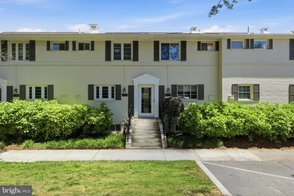 $2,800 | 5364 Pooks Hill Road, Unit 301, Bethesda, MD 20814