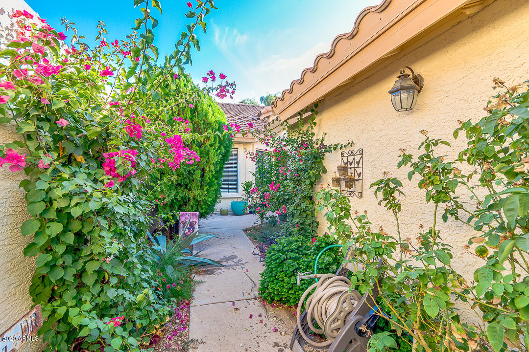 45 West Ranch Road Tempe, AZ 85284 - Photo 4 of 37 Colorful Courtyard Entrance