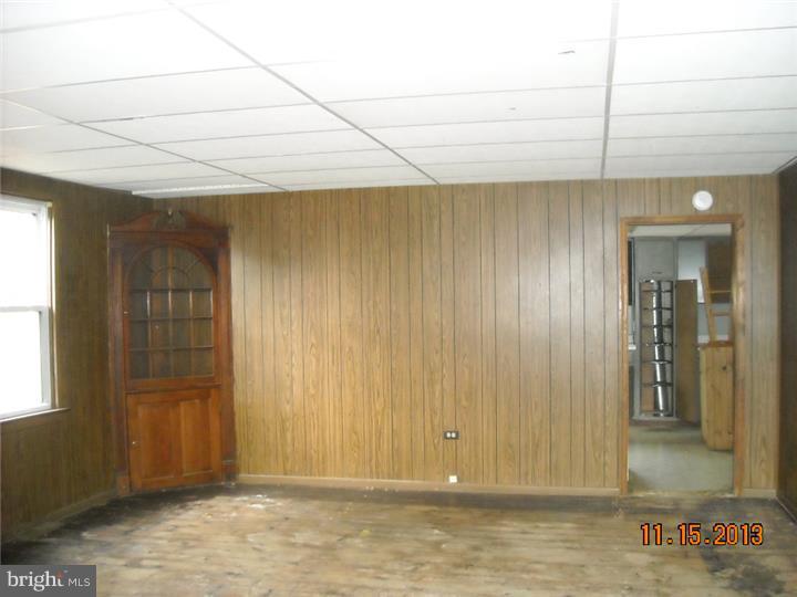 1960 Valley Road Pomeroy, PA 19365 - Photo 4 of 13 Living Room