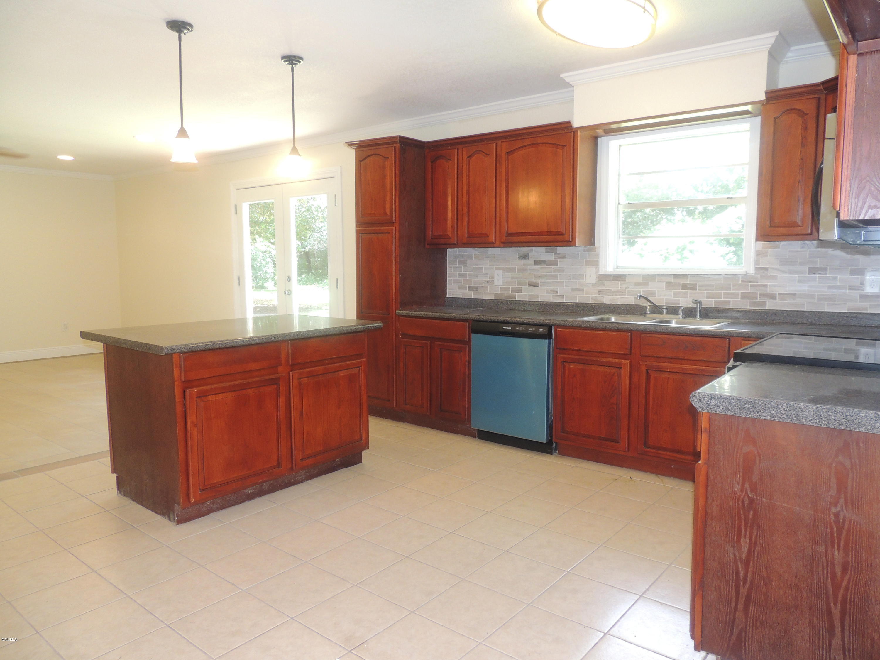 6100 Tolar Road Moss Point, MS 39562 - Photo 11 of 40 DSCN9334