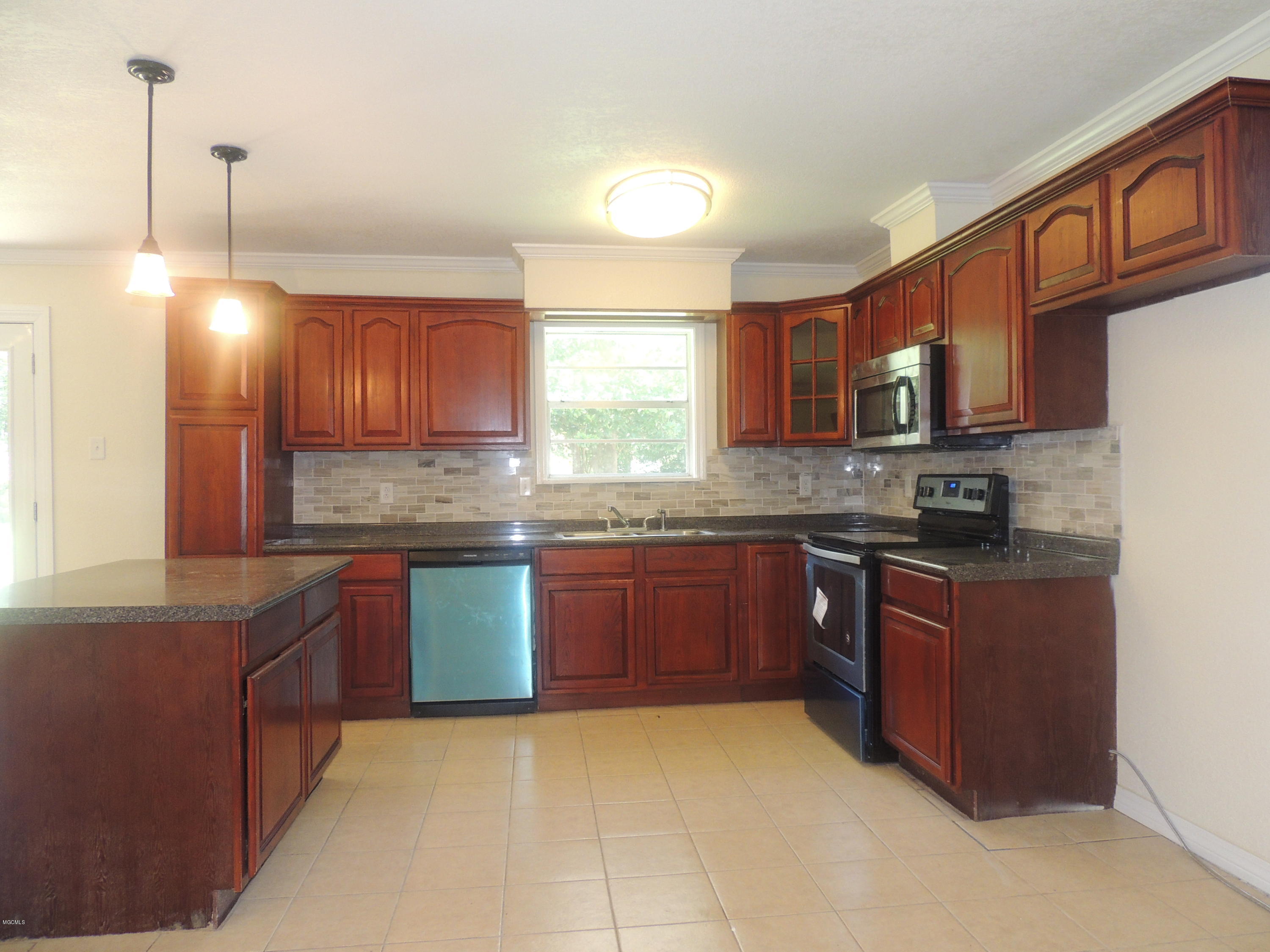 6100 Tolar Road Moss Point, MS 39562 - Photo 2 of 40 DSCN9324