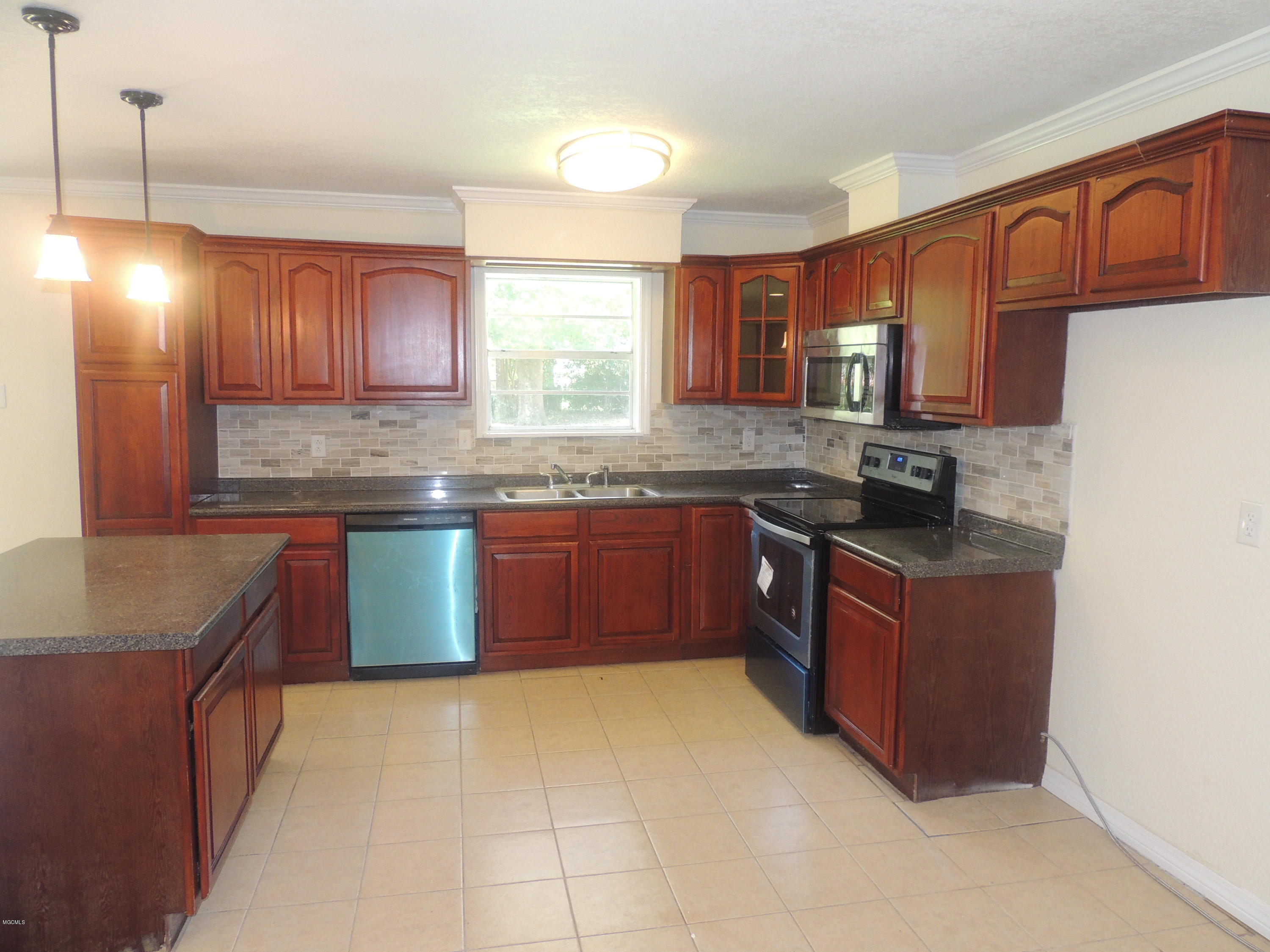 6100 Tolar Road Moss Point, MS 39562 - Photo 8 of 40 DSCN9323