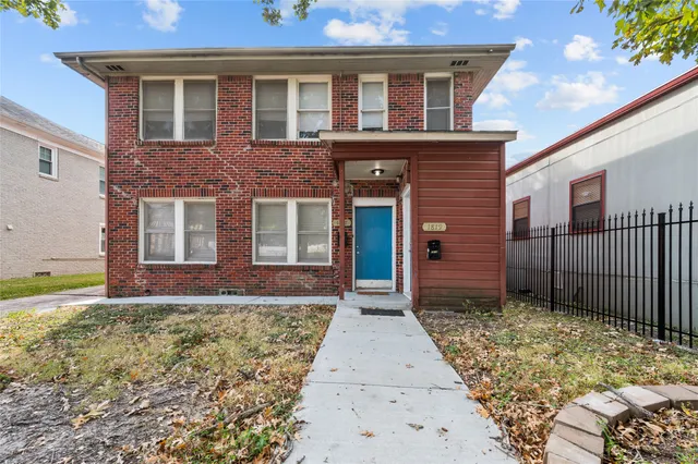 a view of front of a house with a yard