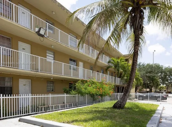 $2,200 | 955 West 74th Street, Unit 108, Hialeah, FL 33014