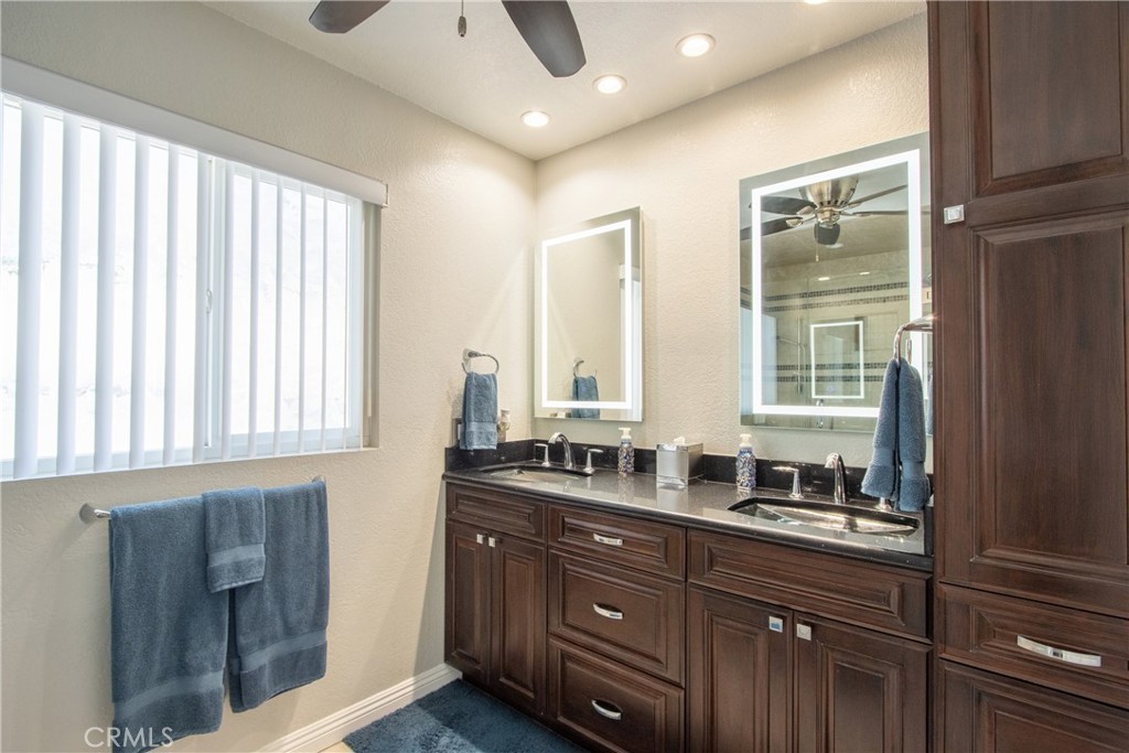 1986 White Rabbit Trail Upland, CA 91784 - Photo 18 of 50 Primary Restroom