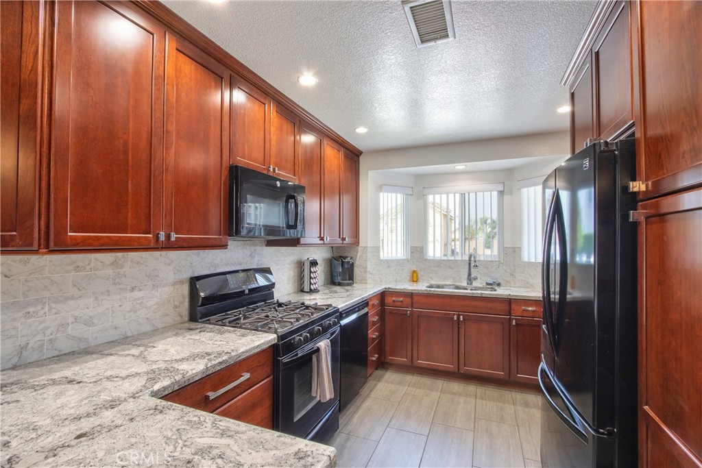 1986 White Rabbit Trail Upland, CA 91784 - Photo 10 of 50 Kitchen