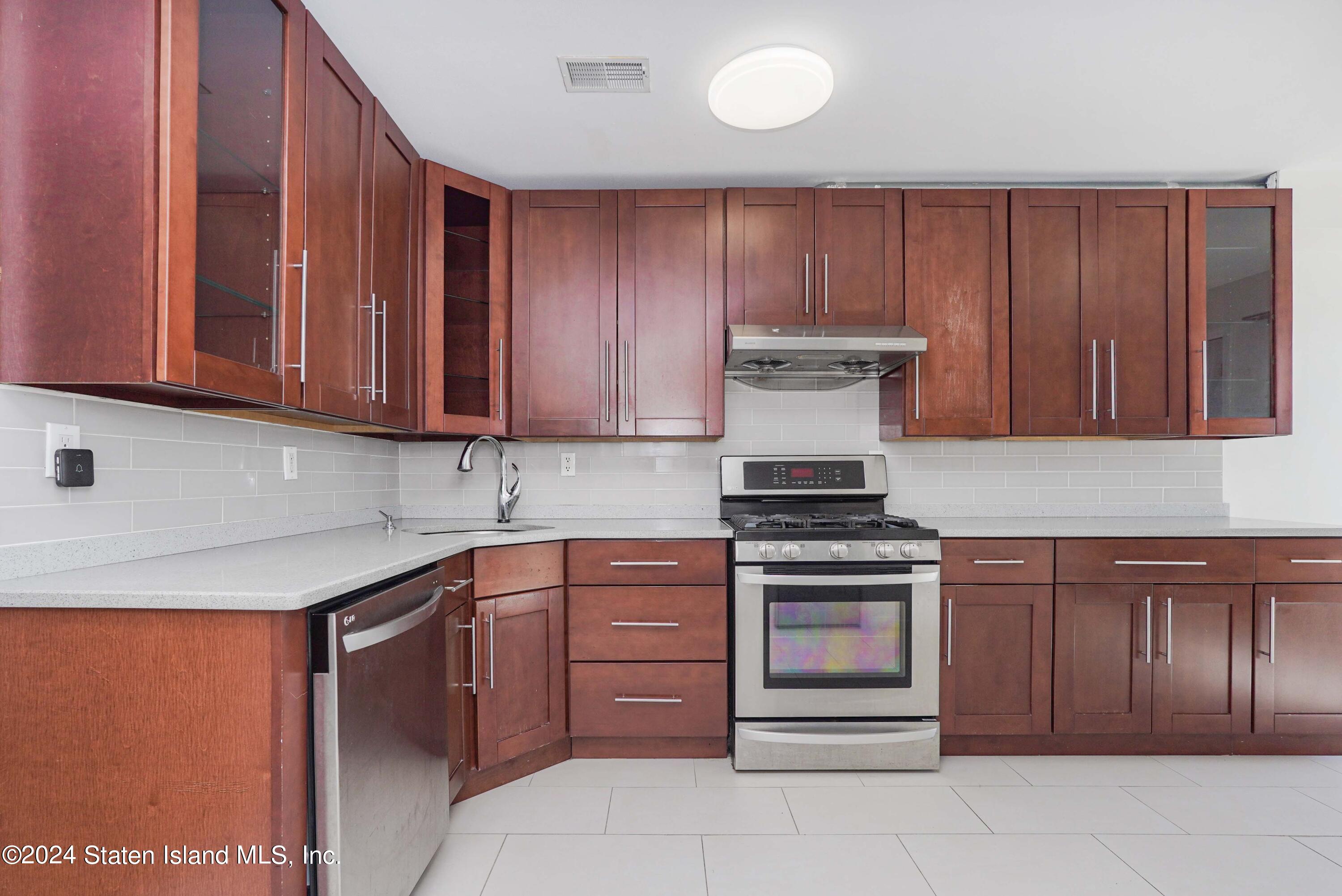 94 Robin Road Staten Island, NY 10305 - Photo 11 of 34 Photo Jul 11 2024, 10 01 27 PM