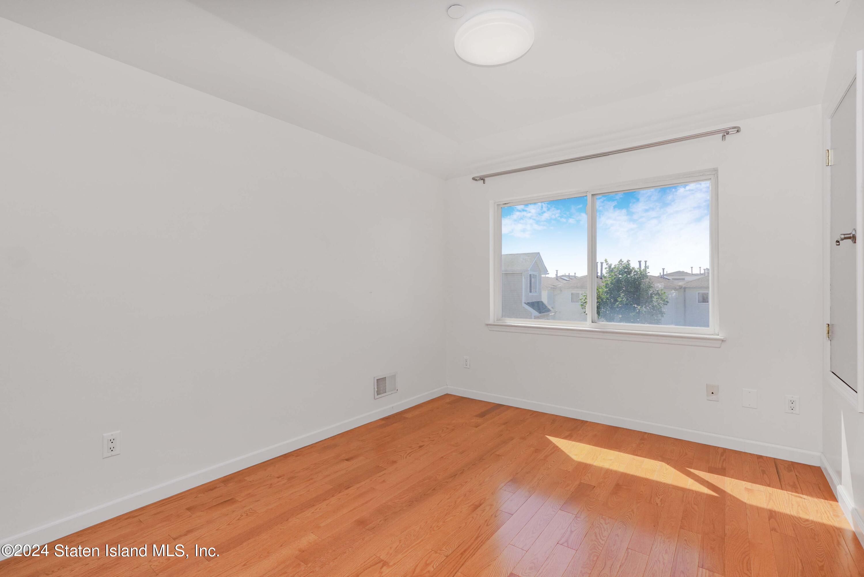 94 Robin Road Staten Island, NY 10305 - Photo 21 of 34 Photo Jul 11 2024, 9 57 23 PM