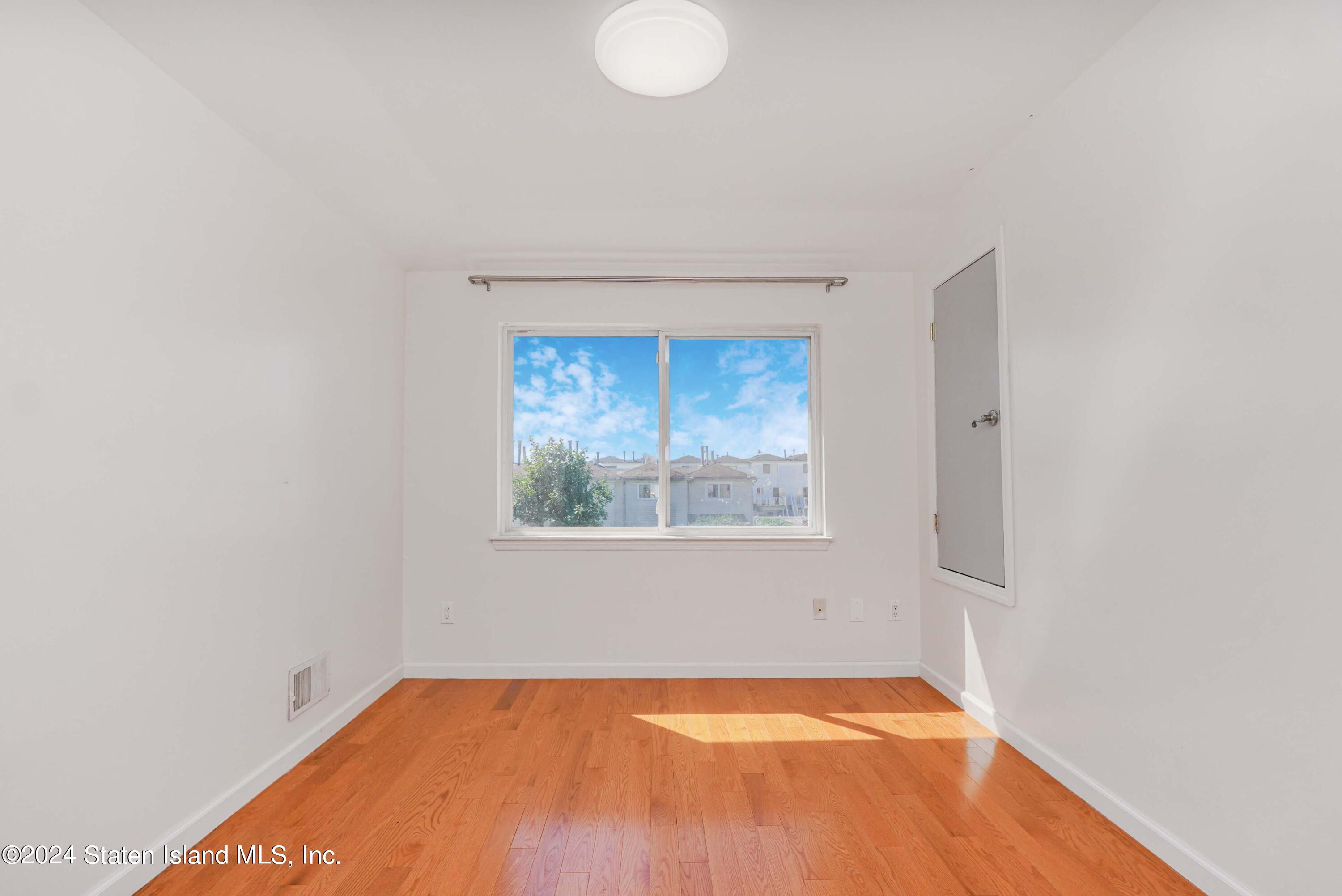 94 Robin Road Staten Island, NY 10305 - Photo 23 of 34 Photo Jul 11 2024, 9 57 28 PM