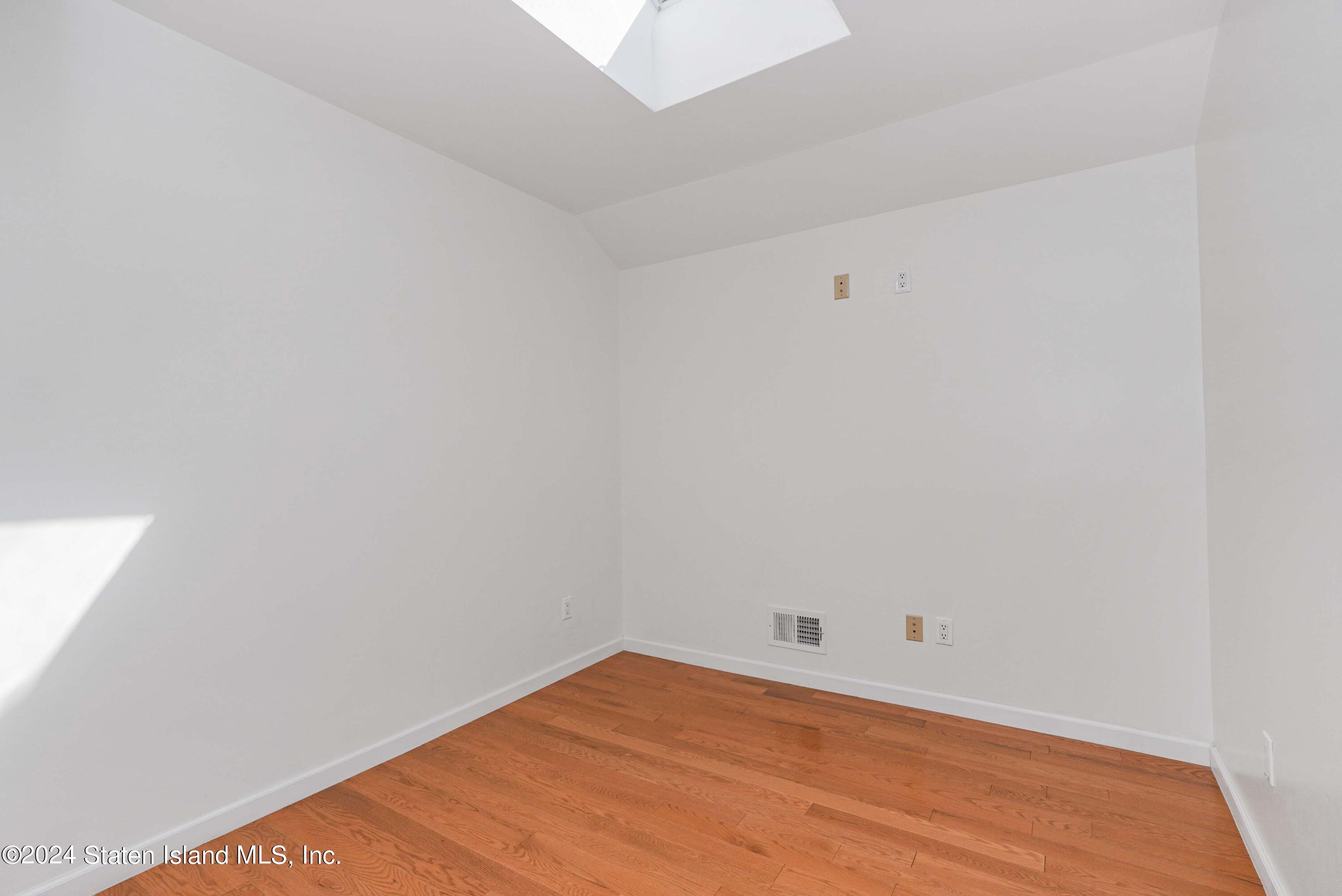 94 Robin Road Staten Island, NY 10305 - Photo 25 of 34 Photo Jul 11 2024, 9 58 00 PM