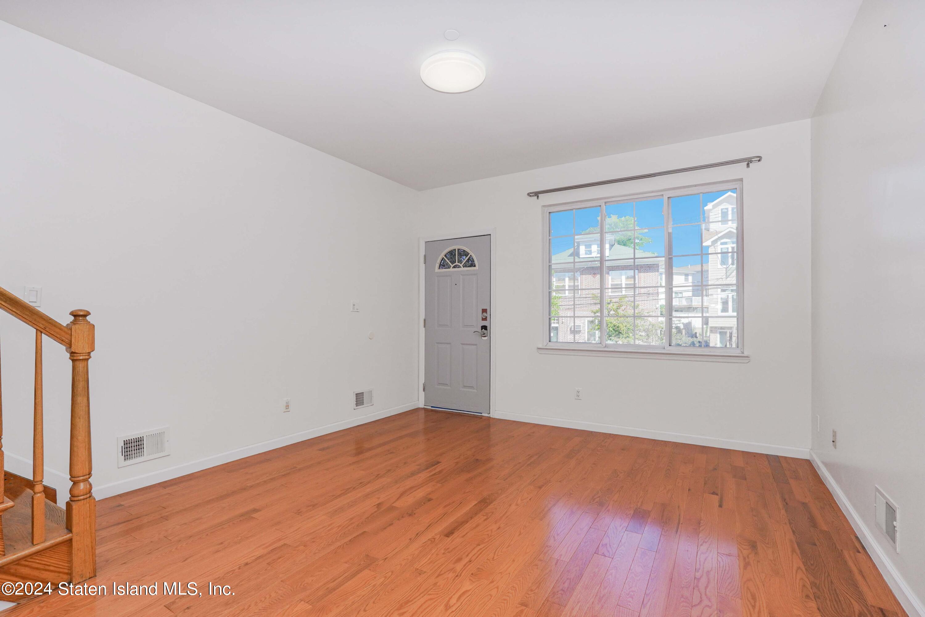 94 Robin Road Staten Island, NY 10305 - Photo 3 of 34 Photo Jul 11 2024, 10 06 36 PM