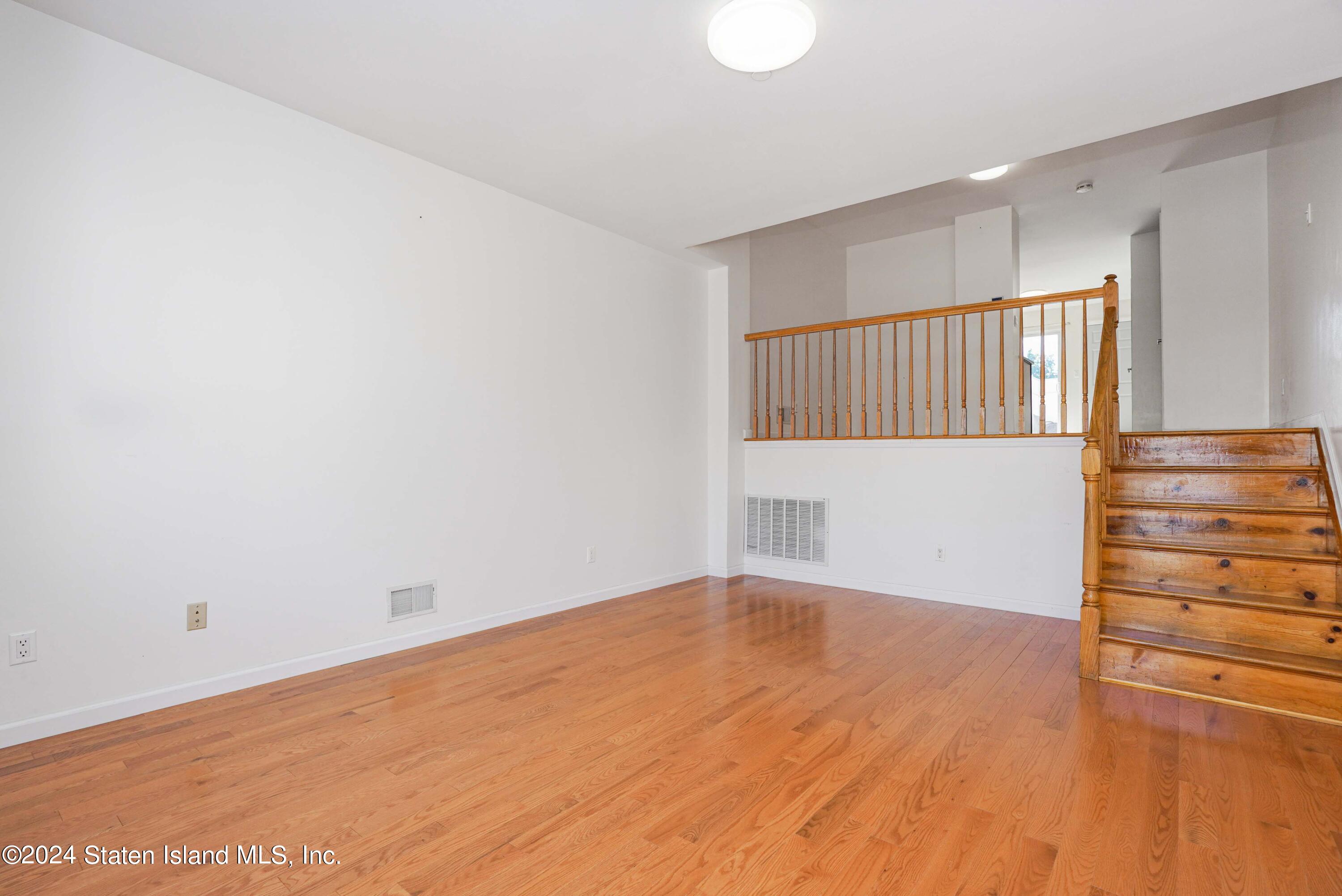 94 Robin Road Staten Island, NY 10305 - Photo 4 of 34 Photo Jul 11 2024, 10 06 15 PM