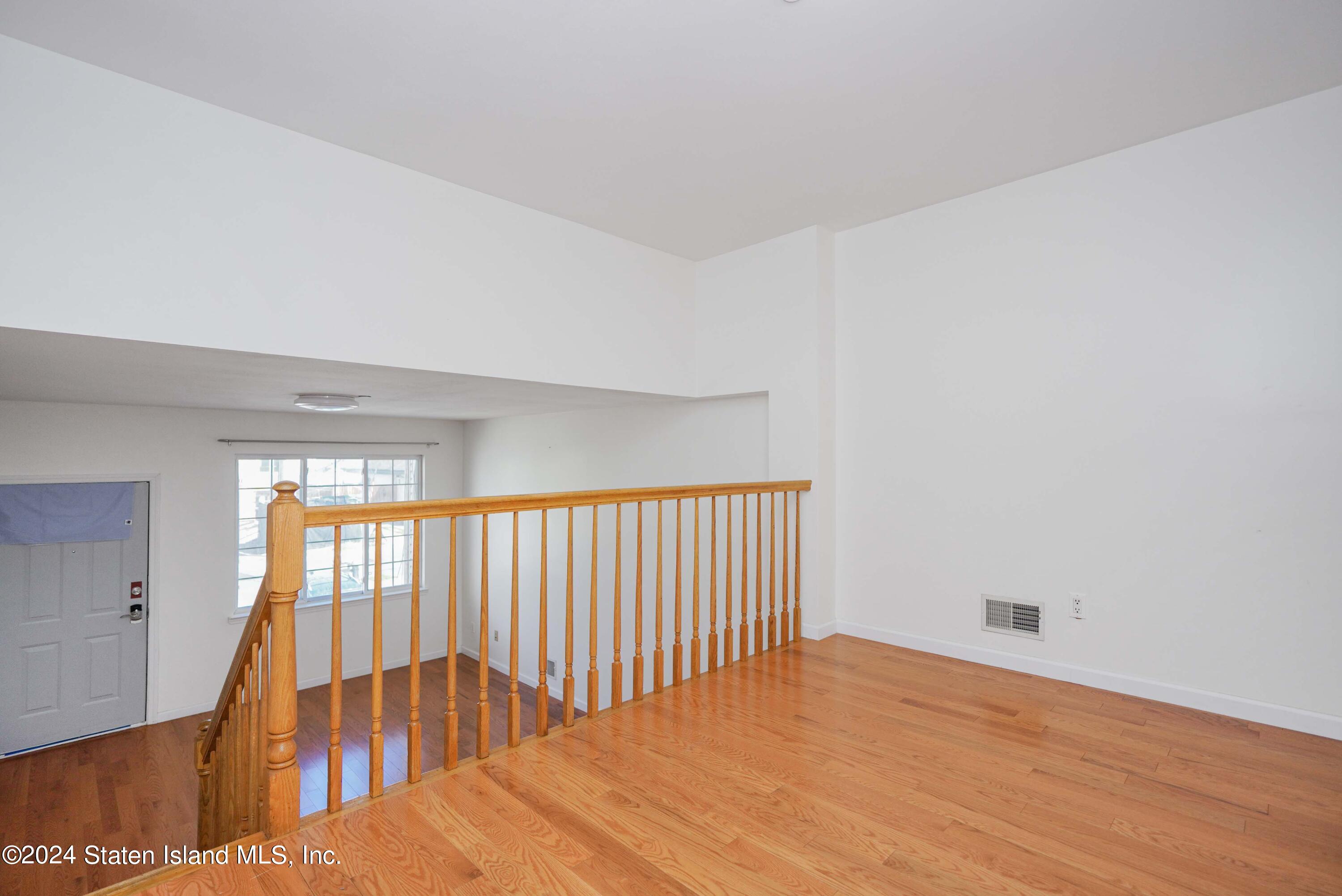 94 Robin Road Staten Island, NY 10305 - Photo 7 of 34 Photo Jul 11 2024, 10 05 21 PM