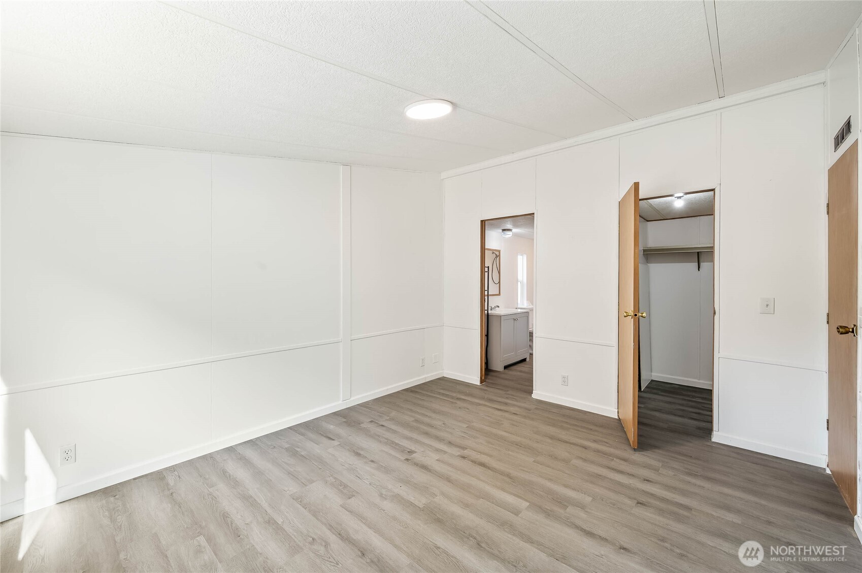 138 Trestle View Lane Cashmere, WA 98815 - Photo 13 of 30 an empty room with wooden floor and closet