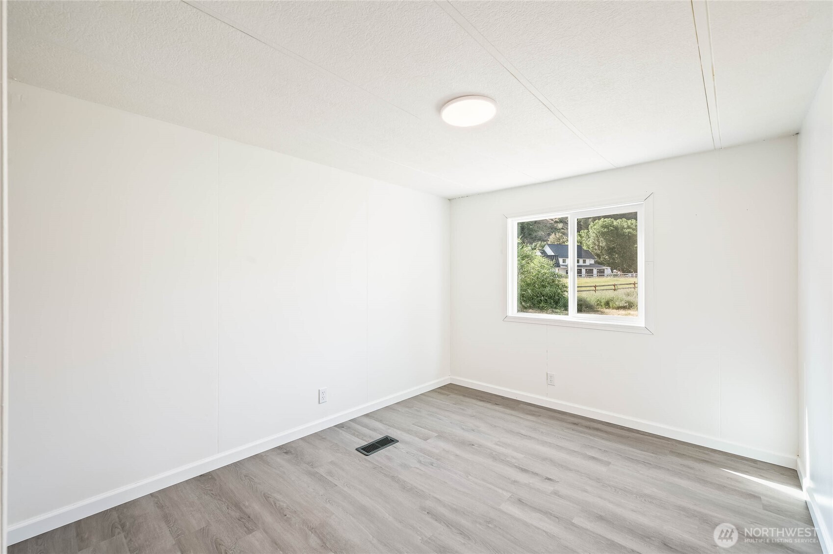138 Trestle View Lane Cashmere, WA 98815 - Photo 20 of 30 an empty room with a window