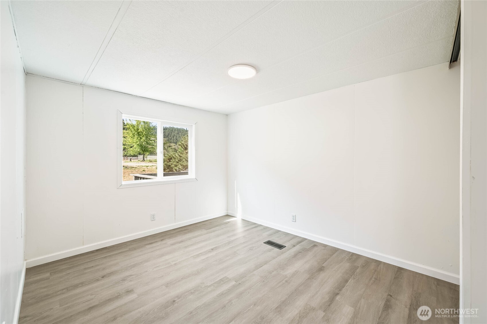 138 Trestle View Lane Cashmere, WA 98815 - Photo 23 of 30 an empty room with wooden floor and windows