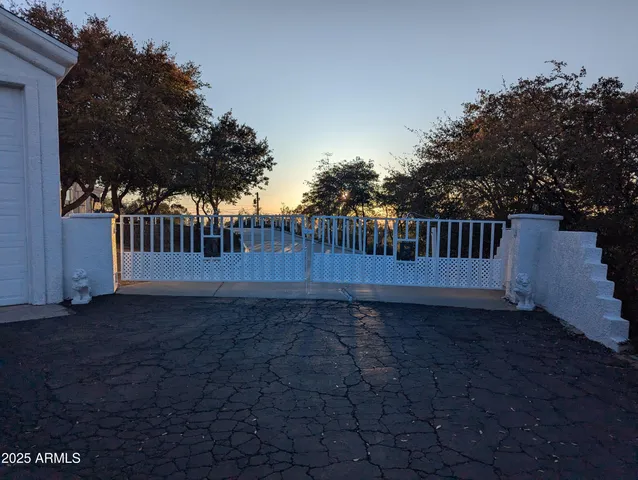 a view of a back yard