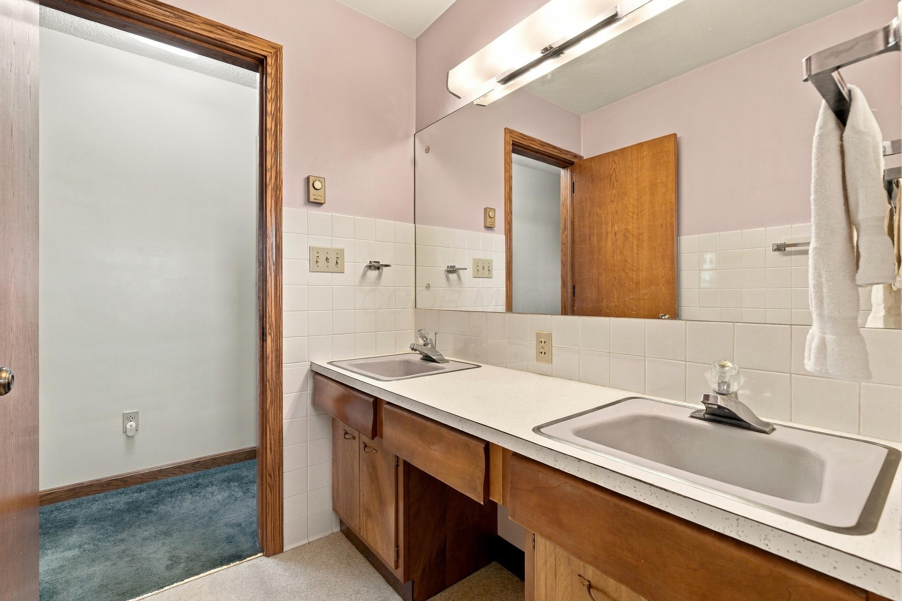 2464 Lees Road Newark, OH 43056 - Photo 33 of 44 Full bath
