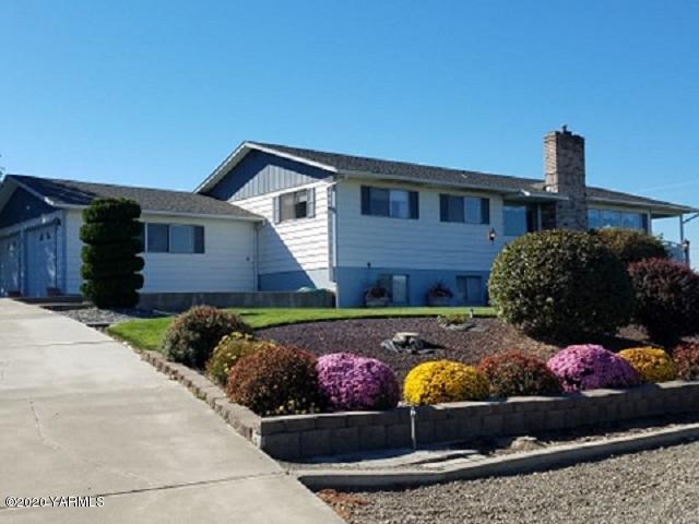 30 Wing Hill Road Grandview, WA 98930 - Photo 1 of 27 a front view of a house with a yard