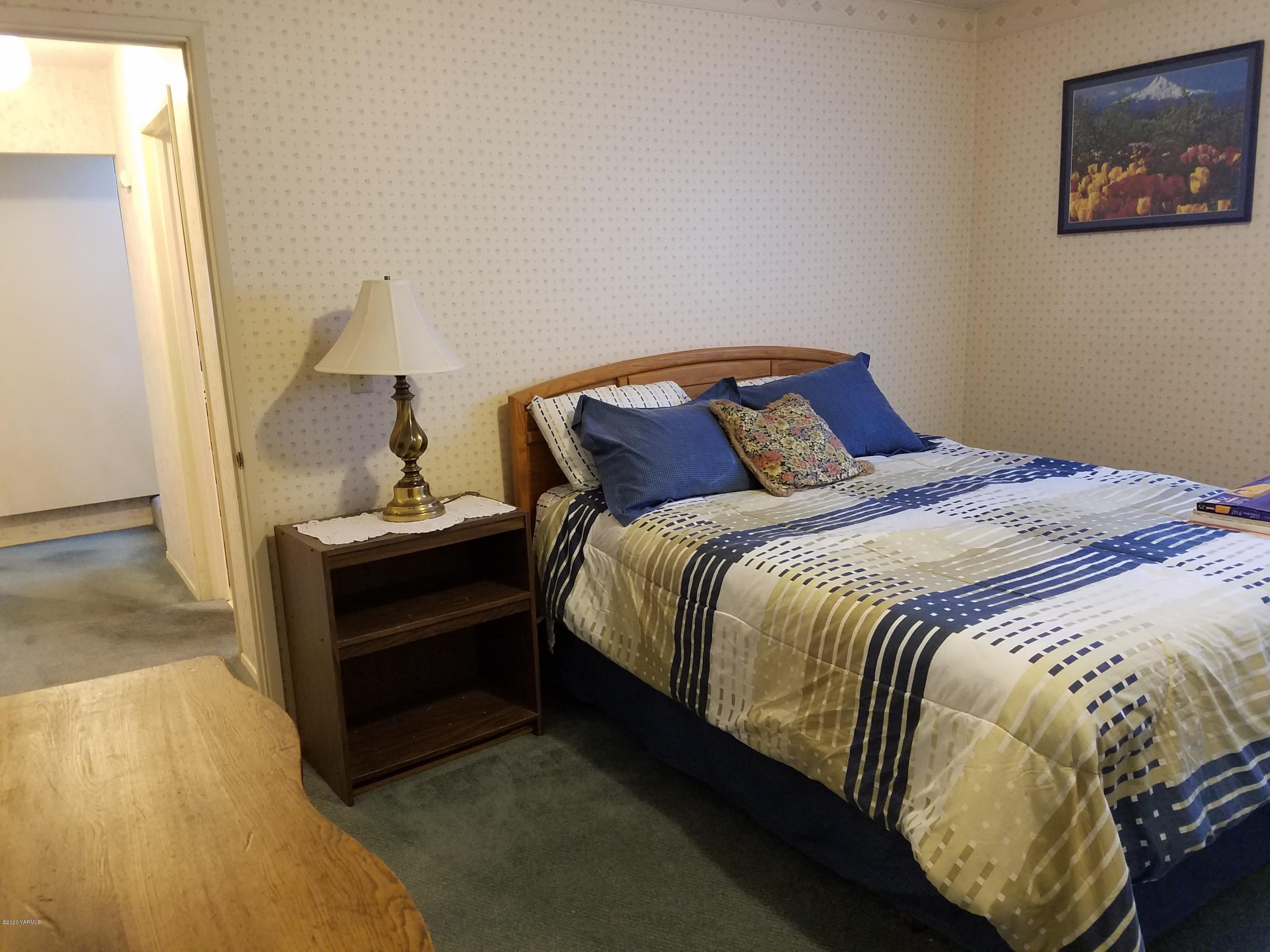 30 Wing Hill Road Grandview, WA 98930 - Photo 14 of 27 a bed sitting in a bedroom next to a window