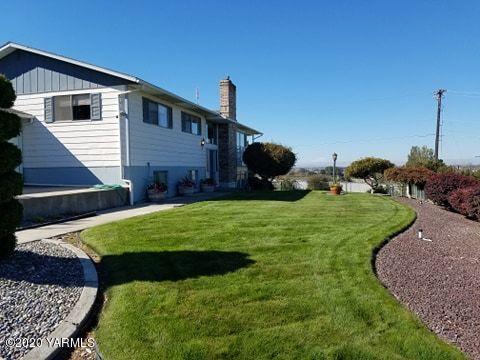 30 Wing Hill Road Grandview, WA 98930 - Photo 22 of 27 a backyard of a house with yard and outdoor seating