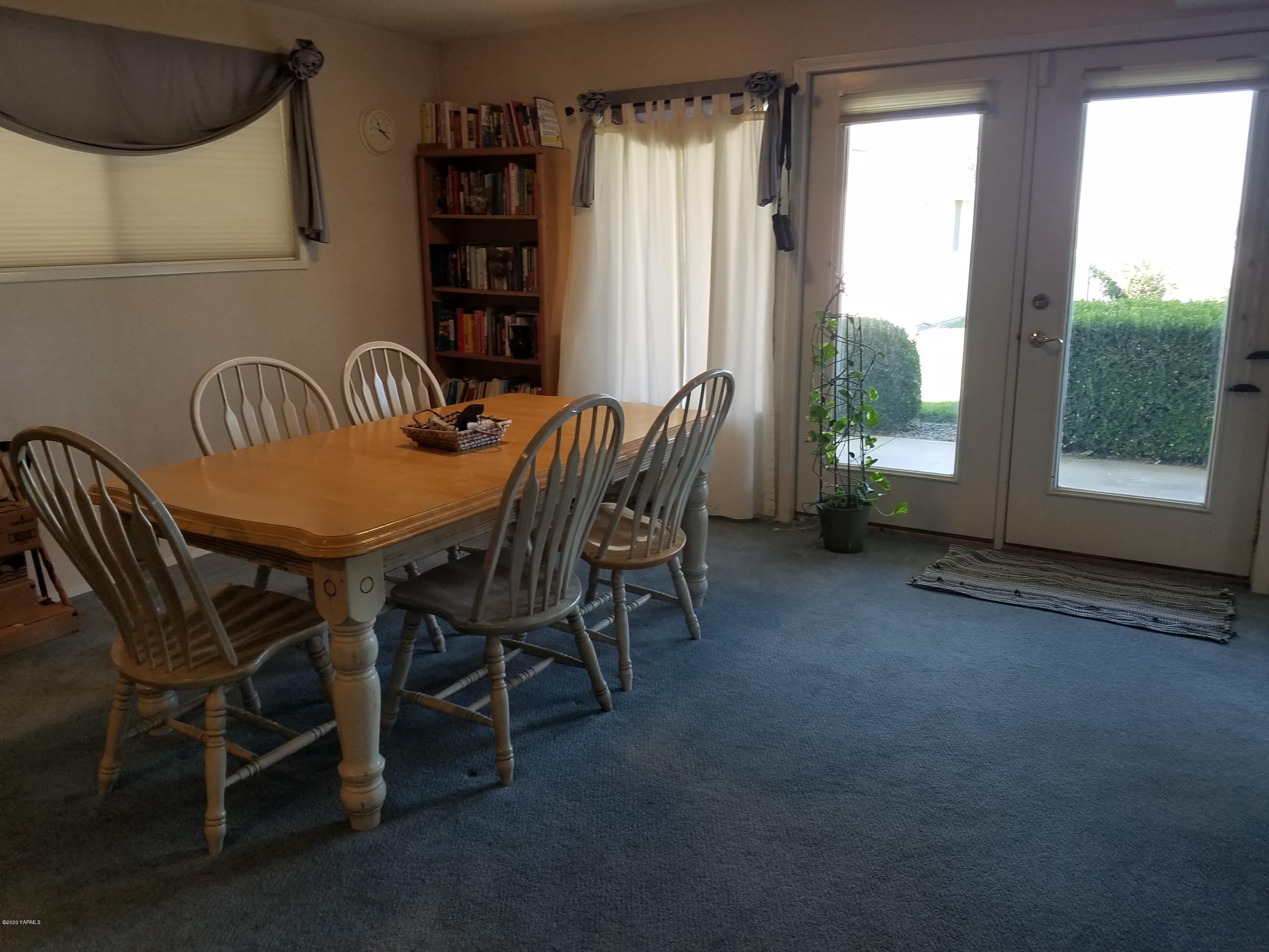 30 Wing Hill Road Grandview, WA 98930 - Photo 5 of 27 a dining room with furniture and window